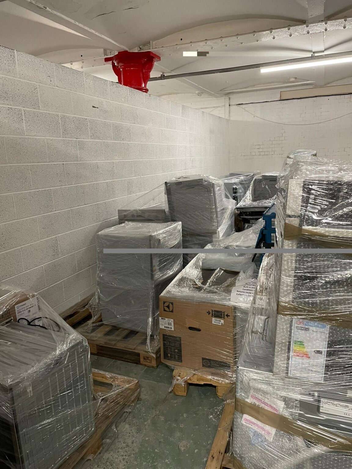 TRUCKLOAD OF ASSORTED INTEGRATED EXDISPLAY WHITE GOODS ASSORTED TO