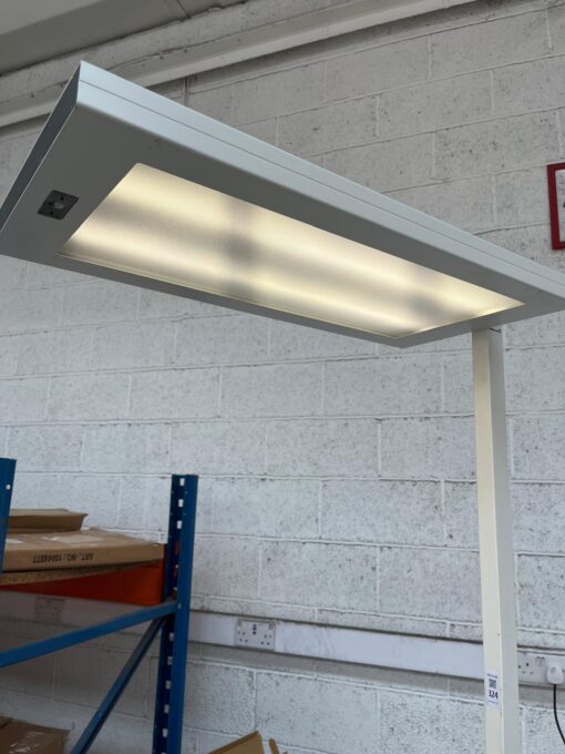 6 PALLETS OF TALL DESK LAMPS - 23 WORKING UNITS WITH 3-PIN PLUGS - FULLY FUNCTIONAL